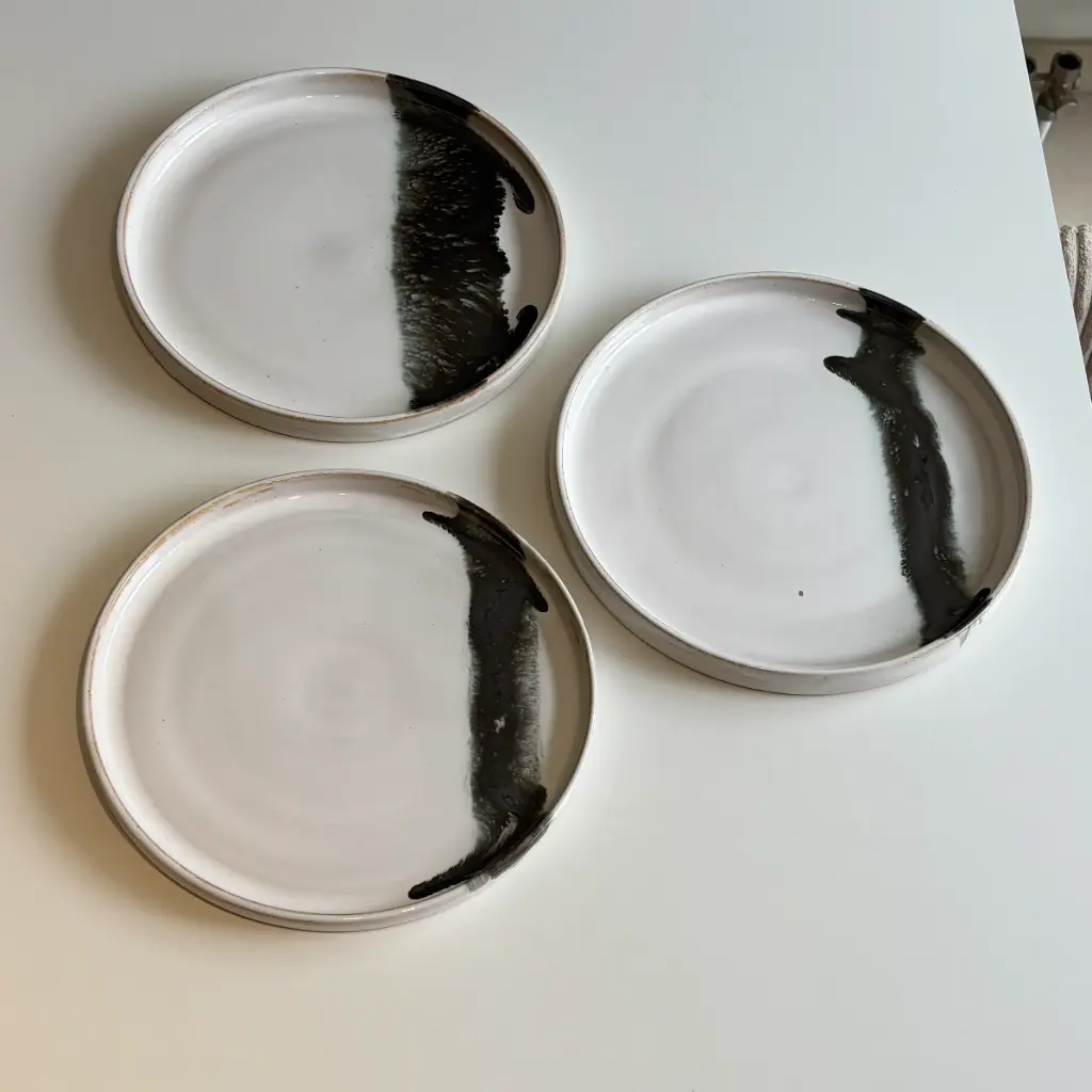 Charcoal and White Plates (pièce)